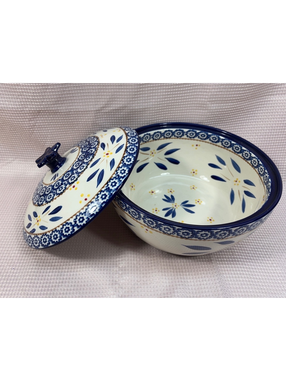 Temp-tations by Tara Old World 3 Qt. Bowl w/Lid HLD 898731 Beige w/Blue Art